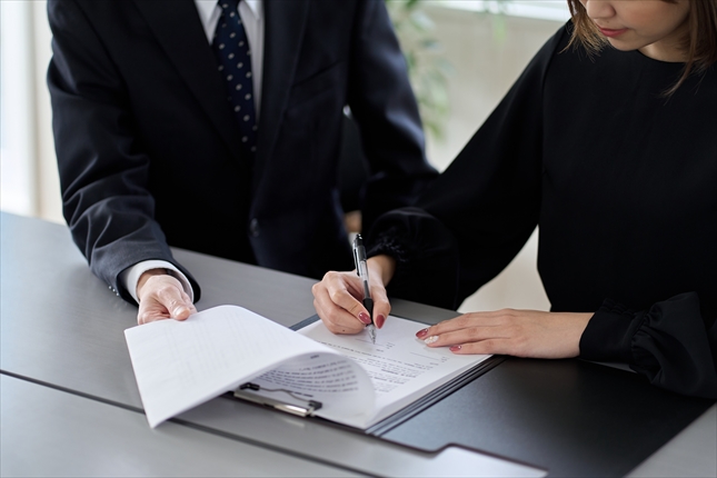 契約書にサインをするアジア人女性