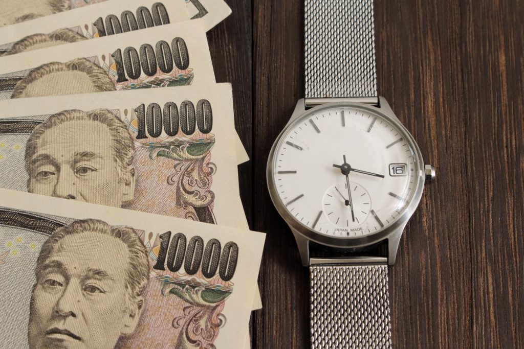 時計と一万円札のイメージ