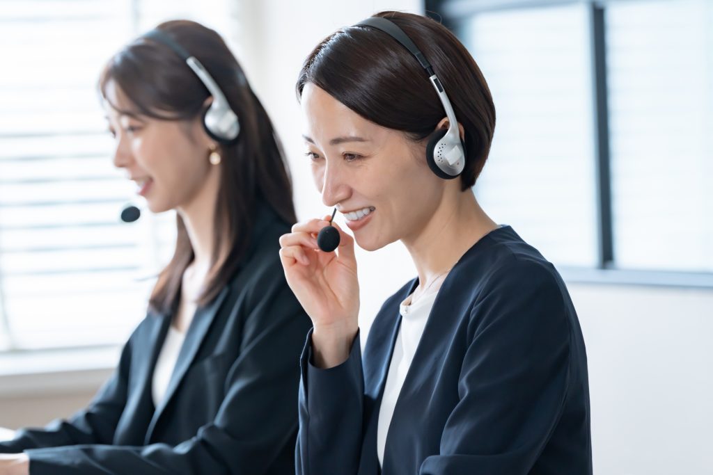 専門スタッフによる24時間受付の様子（女性）
