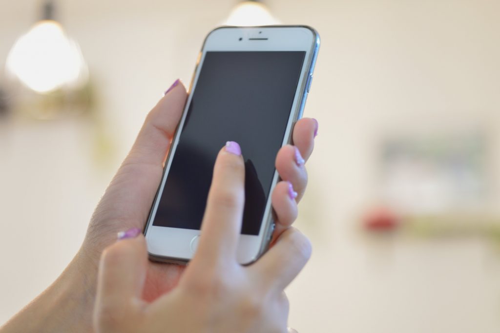 スマホをタップする手