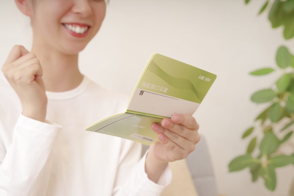 資金調達に成功して嬉しそうな女性