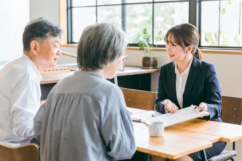 ご夫婦と打合せをする専門スタッフ(女性)