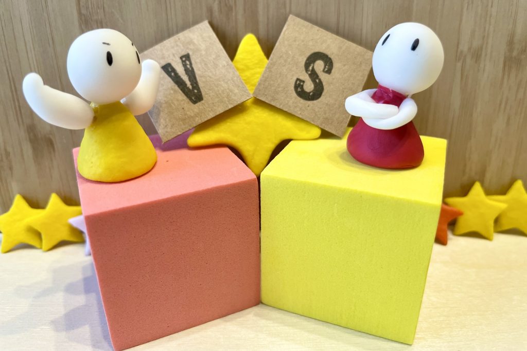 2体の人形が対決・比較している様子