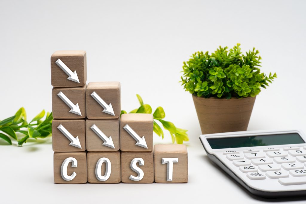 コストダウンを示す積木と電卓