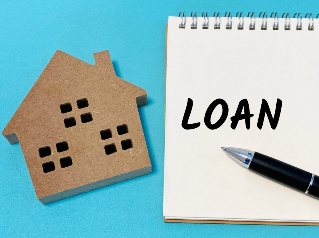 ローンと家の模型のイメージ
