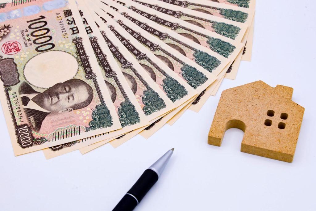 1万円札と家の模型