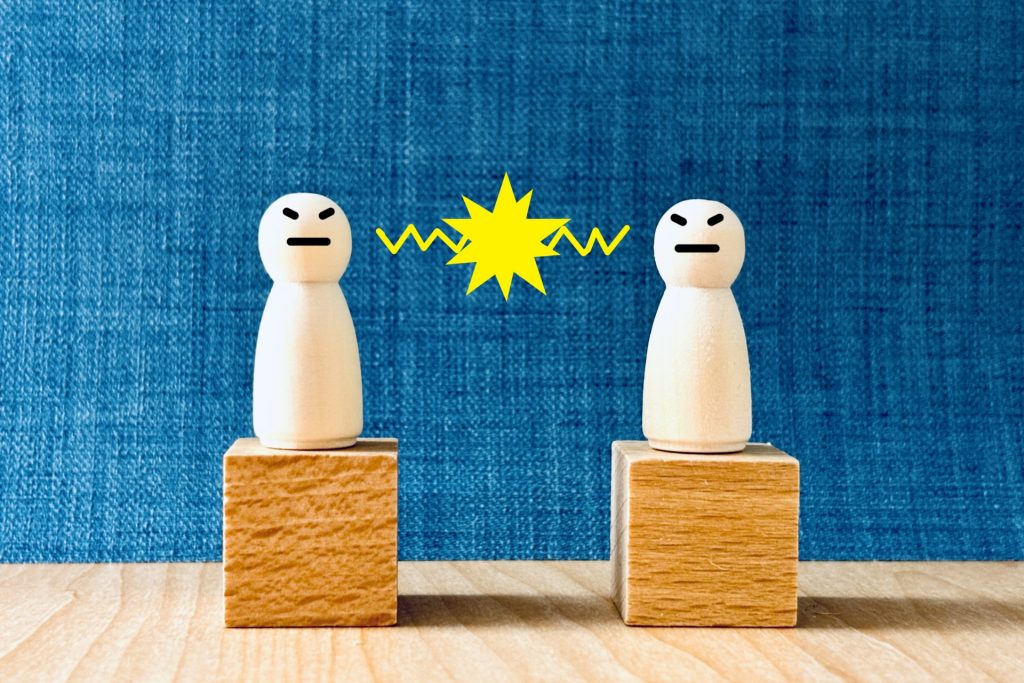 対立する2体の人型フィギュア