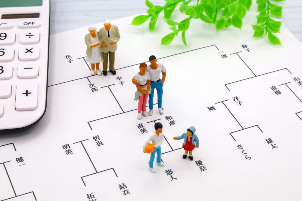 家系図の上に置かれたミニチュアの人形