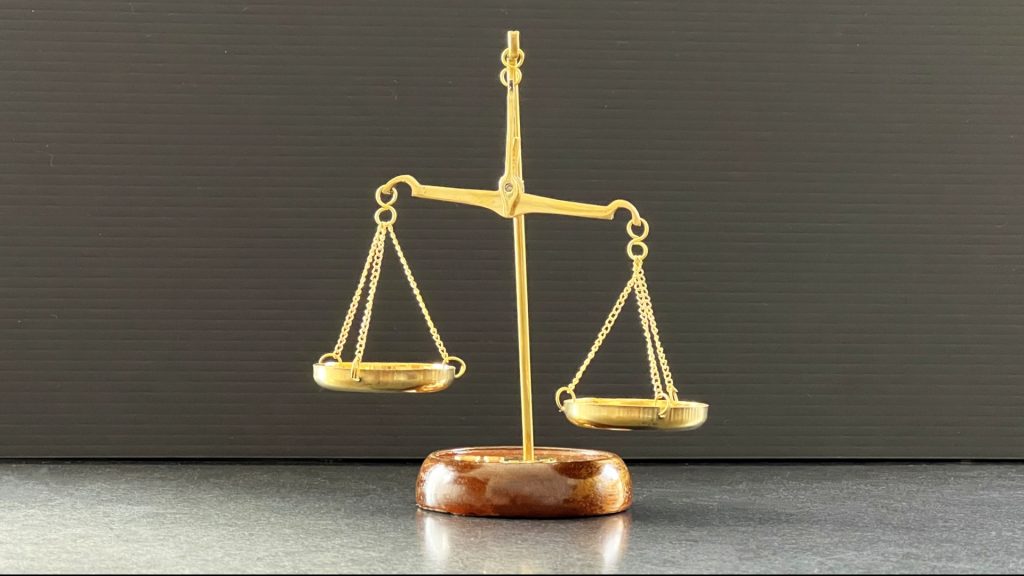 金色の天秤のオブジェ