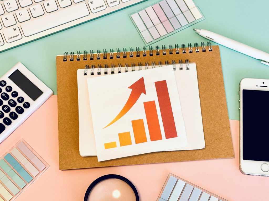 成長グラフが置かれたデスク