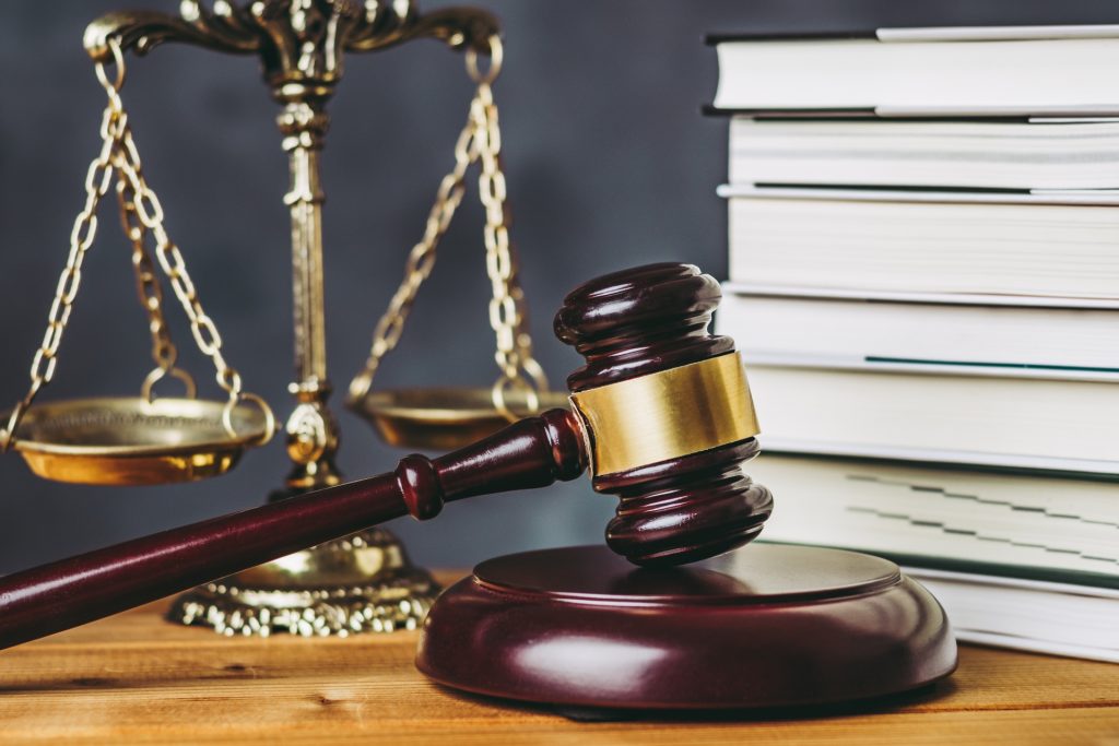 ガベルと天秤と法律書