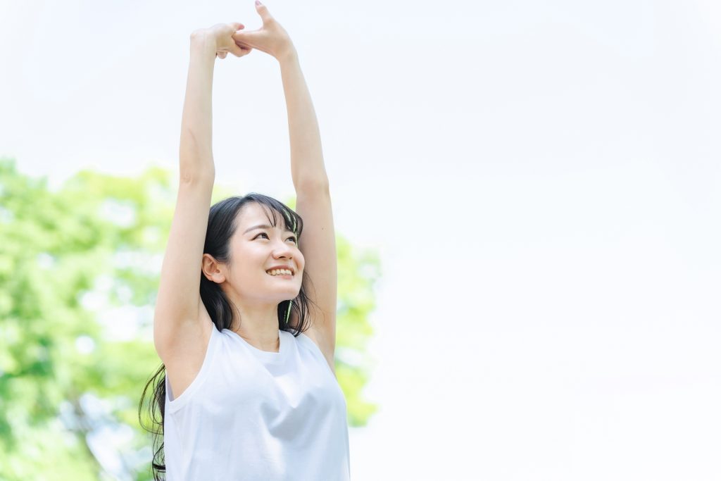 屋外でストレッチをする女性