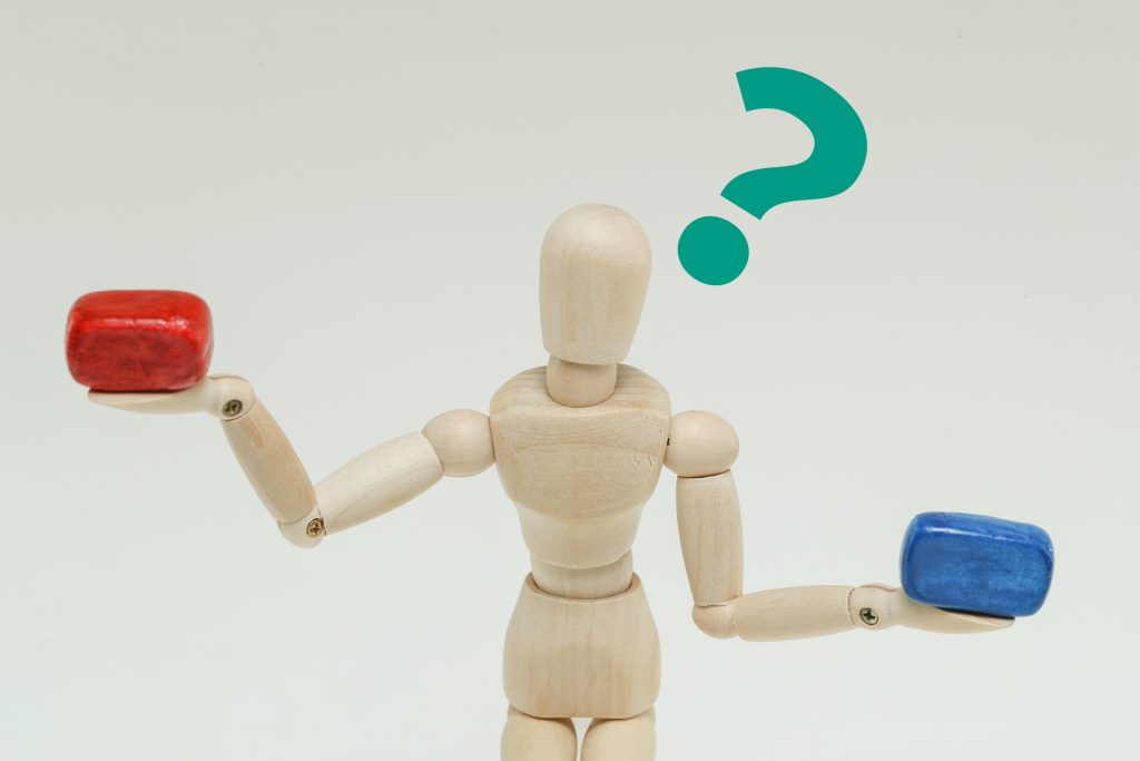 赤と青のブロックで迷うデッサン人形