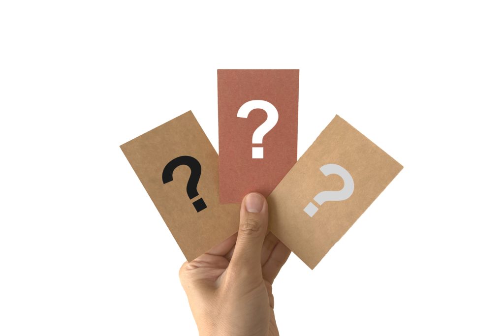 クエスチョンマークのカードを持つ手